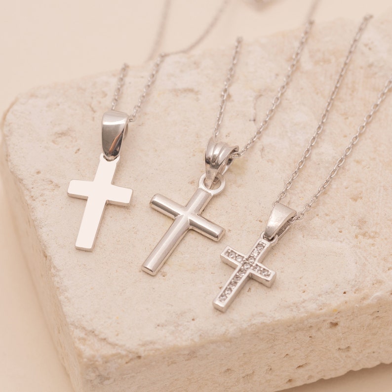 14K Gold Kreuz Halskette, Diamant CZ Kreuz Anhänger, Tauf & Kommunion Geschenke, Minimalistische Frauen Kreuz Kette, zierlicher religiöser Anhänger LKN1 Bild 7