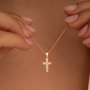 Collar de cruz de oro de 14K, encanto de cruz de diamantes CZ, regalos de bautismo y comunión, mujeres minimalistas Kreuz Kette, colgante religioso delicado LCN1 imagen 1