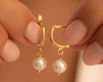 Pendientes de perlas de oro de 14 quilates: delicados pendientes Huggie, regalos para damas de honor, joyas nupciales con perlas caídas, regalo vintage del día de la madre para mujeres y mamás