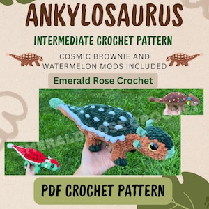 Peut inclure: Un patron de crochet pour un dinosaure Ankylosaurus. L'image montre un jouet en peluche fini en marron, vert et blanc, avec un design détaillé. Le texte comprend "Intermediate Crochet Pattern" et "Cosmic Brownie and Watermelon Mods Included."