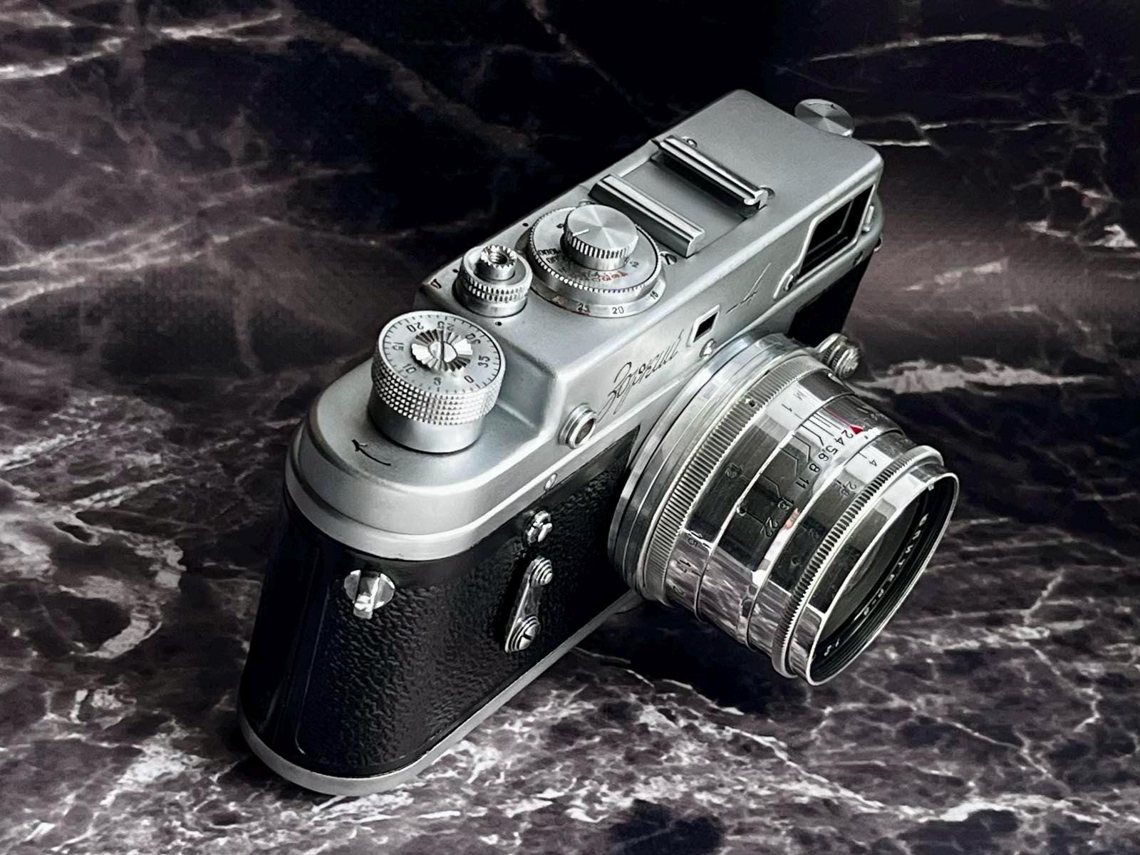 ゾルキ4 ヴィンテージ 35 mm フィルムカメラ（ジュピター8 レッド P 50