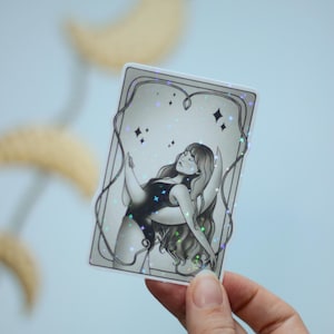 Sticker holographique “La jeune fille et la Lune” - Autocollant illustré - Papeterie - Fait main