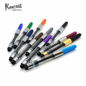 Può includere: Una collezione di penne stilografiche Kaweco con cappucci di vari colori, tra cui blu, verde, arancione e viola. Le penne hanno un fusto trasparente, dettagli argentati e il logo Kaweco. Le penne sono progettate per la scrittura.