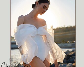 Elegante Brautbadebekleidung mit Schulterschleier, weißer Braut-Badeanzug, Hochzeit am Strand, Brautfoto-Shooting, weiße Bademode