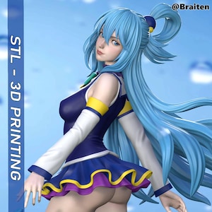 Puede incluir: Una figura impresa en 3D de un personaje femenino de anime con cabello largo azul, vistiendo un vestido azul y amarillo con una falda morada y amarilla. El personaje está mirando por encima del hombro y tiene una expresión seria.