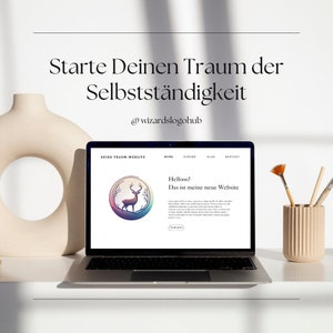 Könnte beinhalten: Ein Laptop-Computer, auf dem eine Website mit dem Text "Hellooo! Das ist meine neue Website" und einem Logo eines Hirsches in einem Kreis mit einem Farbverlauf von Pink, Lila und Blau angezeigt wird. Der Text "Starte Deinen Traum der Selbstständigkeit" wird über dem Laptop angezeigt.