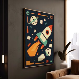 Op de afbeelding: Een ingelijste kunstprint met een retro-raket in de ruimte. Het kunstwerk heeft een donkerblauwe achtergrond met geometrische vormen, een planeet en een raket met oranje, witte en blauwgroene accenten. De print zit in een houten lijst.