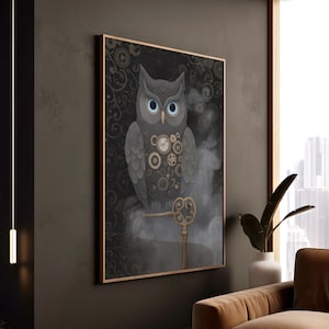 Può includere: Opera d'arte incorniciata raffigurante un gufo grigio con occhi blu e dettagli di meccanismi a orologeria sul petto. Una chiave d'oro è posizionata sotto il gufo, su uno sfondo scuro con motivi a vortice ed effetti di fumo. L'opera è in una cornice dorata.