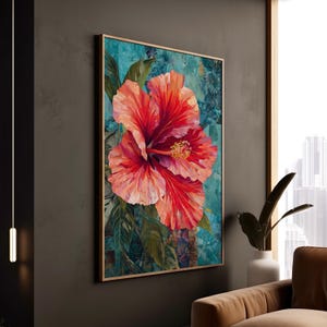 Könnte beinhalten: Ein gerahmter Druck einer großen, roten Hibiskusblüte vor einem strukturierten, blauen und grünen Hintergrund. Die Blume ist scharf gestellt, der Hintergrund unscharf.