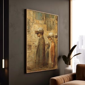 Peut inclure: Une œuvre d'art encadrée représentant un groupe de personnages aux yeux cachés, sur fond de paysage urbain délabré. La palette de couleurs est dominée par des tons terreux sourds, avec des touches de bleu et d'orange. L'œuvre évoque le mystère et l'introspection.