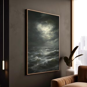Könnte beinhalten: Ein gerahmtes Gemälde eines dunklen, stürmischen Meeres mit einem hellen Licht, das durch die Wolken scheint. Die Wellen schlagen und das Wasser ist dunkel und unruhig.