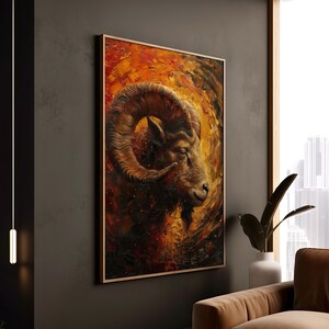 Peut inclure: Peinture à l'huile d'une tête de bélier avec de grandes cornes incurvées. L'œuvre utilise une palette de couleurs chaudes d'oranges, de rouges et de bruns, avec un style texturé et expressif. La peinture est encadrée dans un cadre en bois clair.