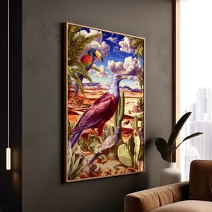 Può includere: Stampa artistica incorniciata con un paesaggio desertico con uccelli e cactus vibranti. L'opera d'arte mostra un grande uccello con piumaggio viola e rosso, un tucano e un uccello più piccolo. Lo sfondo include un cielo blu con nuvole e terreno desertico.