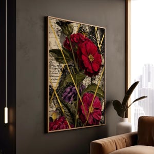 Könnte beinhalten: Gerahmter Kunstdruck mit leuchtend roten Blumen, lila Akzenten und grünen Blättern vor einem Hintergrund im Vintage-Stil mit Schrift. Goldene geometrische Linien überlagern das Blumenarrangement und verleihen ihm eine moderne Note.