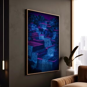 Könnte beinhalten: Ein gerahmter Kunstdruck, der eine neonbeleuchtete Wasserfallszene zeigt. Das Kunstwerk zeigt kaskadierendes Wasser in Blautönen mit violetten Akzenten, die die Kanten der gestuften Strukturen hervorheben. Der Druck ist in einem Holzrahmen eingefasst.