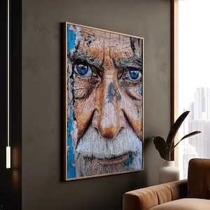 Op de afbeelding: Een close-up portret van een oudere persoon met blauwe ogen. Het gezicht van de persoon is geschilderd op een houten oppervlak met afbladderende blauwe verf.