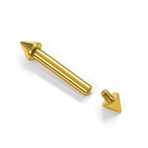 Puede incluir: Un piercing industrial de color dorado con un extremo cónico y un cono roscado y desmontable. La joya está diseñada para piercings corporales y se muestra sobre un fondo blanco.