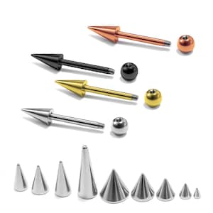 Op de afbeelding: Een selectie lichaamsjuwelen, waaronder barbell-oorbellen met kegelvormige spikes in zwart, goud, zilver en koper. Ook een verscheidenheid aan zilverkleurige kegelvormige studs in verschillende maten.