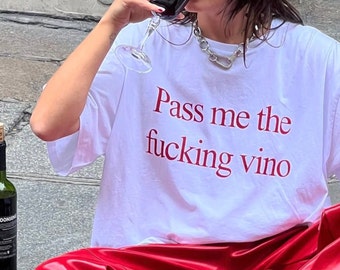 Pásame la puta camiseta del vino.