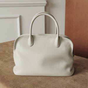 Top Griff aus gekörntem Leder, Umhängetasche aus echtem Leder, Minimal Design Handtasche