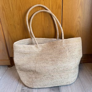 Pode incluir: Um conjunto de tr&ecirc;s canecas de cer&acirc;mica com acabamento fosco e salpicado. As canecas s&atilde;o em tons de creme, cinza claro e cinza escuro. Cada caneca tem um design simples e minimalista e uma al&ccedil;a arredondada.