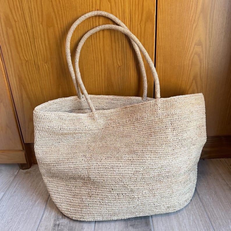 Pode incluir: Um conjunto de tr&ecirc;s canecas de cer&acirc;mica com acabamento fosco e salpicado. As canecas s&atilde;o em tons de creme, cinza claro e cinza escuro. Cada caneca tem um design simples e minimalista e uma al&ccedil;a arredondada.