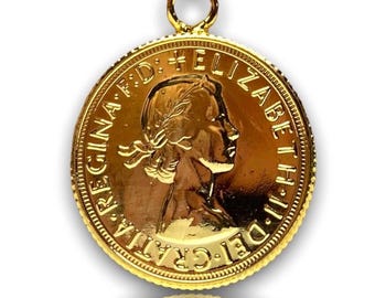 Könnte beinhalten: Goldener Anhänger mit Münzdesign. Die Münze zeigt ein Profil und die Inschrift "ELIZABETH II DEI GRATIA REGINA F.D." Der Anhänger hat einen strukturierten Rand und eine Schlaufe für eine Kette.