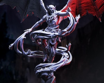 Puede incluir: Escultura detallada de un demonio alado con los brazos extendidos. La figura tiene un físico musculoso, una armadura intrincada y una expresión amenazante. Las alas son una mezcla de gris oscuro y rojo. La escultura está montada sobre una base estilizada y arremolinada.