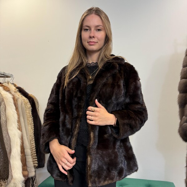 Krótka kurtka z futra norek, rozmiar XS i S, ciemnobrązowe futro z norek, brązowa kurtka z norek, kurtka z futra vintage, damska kurtka vintage, futro z norek, brązowa kurtka z norek