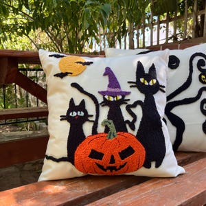 Cojín decorativo de Halloween hecho a mano con aguja perforada: diseño de gato, calabaza y murciélago. Bonita funda decorativa de Halloween.