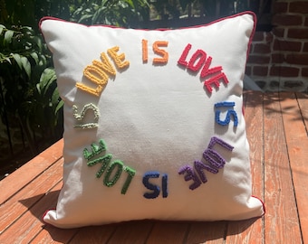 EL AMOR ES AMOR Cojín Pride con aguja perforadora – Funda de cojín arcoíris hecha a mano – Regalo de decoración LGBTQ+ colorido