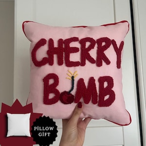 Almohada Cherry Bomb Punch Needle: Funda de cojín decorativa hecha a mano con cerezas rojas. Decoración pop art audaz para el hogar. Regalo para tu primer hogar o para tu nueva casa.