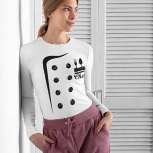 Könnte beinhalten: Ein weißes Langarmshirt mit einem schwarzen Kochjackendesign und dem Wort "Chef" auf der Vorderseite.