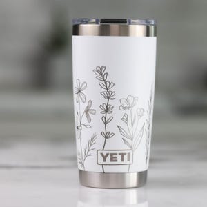 Vaso personalizado con diseño floral de flores silvestres, taza de 20 oz grabada a medida con diseño floral de flores silvestres, regalo para el Día de la Madre, regalo para mamá, regalo para damas de honor