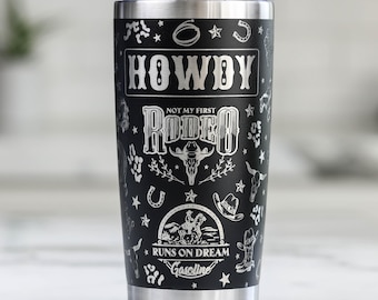 Vaso térmico YETI de 20 oz con grabado "Cowboy Howdy", estilo suroeste con botas de vaquero.