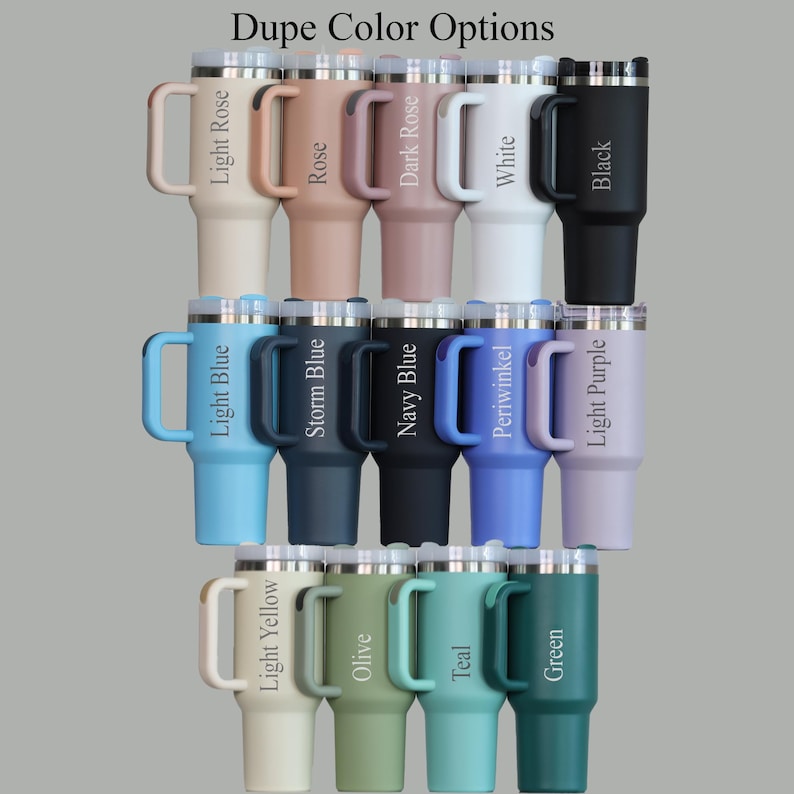 Puede incluir: Una variedad de colores de vasos t&eacute;rmicos con asas. Los colores incluyen azul claro, rosa claro, amarillo claro, azul tormenta, rosa, oliva, azul marino, rosa oscuro, verde azulado, periwinkle, blanco, verde, morado claro y negro.