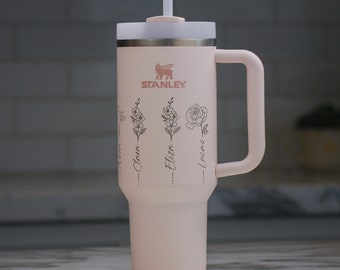 Mes de nacimiento Flores Nana Abuela Personalizado Stanley Full Wrap Vaso de 40 oz, Vaso grabado personalizado de 40 oz, Regalo del Día de la Madre