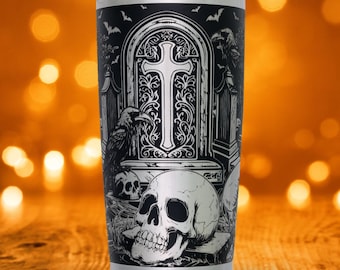 Bicchiere YETI da 20 once con teschio del cimitero di Halloween inciso