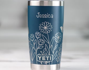 Gegraveerde beker met wilde bloemen en vlinder: gepersonaliseerde YETI van 20 oz, Valentijnsdagcadeau voor haar