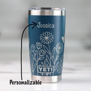 Gegraveerde beker met wilde bloemen en vlinder: gepersonaliseerde YETI van 20 oz, Valentijnsdagcadeau voor haar