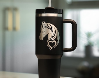 Gobelet enveloppe 40 oz Cheval avec coeur, Gobelet Tresseux cheval et coeur gravé personnalisé Dupe 40 oz