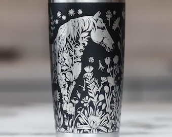 Gepersonaliseerde paardenbeker, op maat gegraveerd paardensportcadeau 20 oz, lasergegraveerde beker paardenliefhebber, cadeau voor paardenmeisjes, bloemen paardenbeker