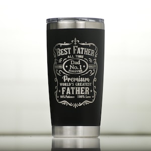 Op de afbeelding: Een zwarte ge&iuml;soleerde beker met een zilveren rand en deksel. De beker heeft de tekst "BEST FATHER ALL TIME Dad No. 1 FOREVER Premium WORLD'S GREATEST FATHER 90% Patience 100% Love" in een decoratief lettertype.