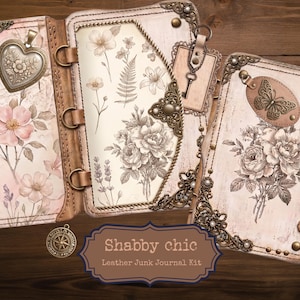 Może przedstawiać: Trzy dzienniki w stylu vintage z motywami kwiatowymi i motylami. Posiadają ozdobne metalowe narożniki, skórzane paski i zawieszki. Tekst "Shabby chic Leather Junk Journal Kit" znajduje się na brązowej etykiecie.