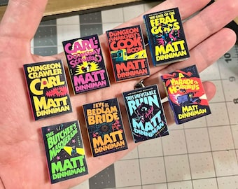 H - Dungeon Crawler Carl-serie: miniboekmagneten (8 boekenbundel)