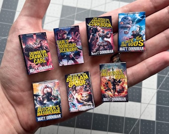 P - Dungeon Crawler Carl-serie: miniboekmagneten (bundel van 7 boeken)