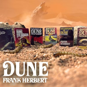 Puede incluir: Una colección de novelas "Dune" de Frank Herbert, incluyendo "Dune", "Dune Messiah" y "Children of Dune", exhibidas sobre una superficie arenosa. Los títulos son visibles, con un paisaje desértico de fondo y las palabras "DUNE" y "FRANK HERBERT" en la parte inferior.