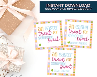 Könnte beinhalten: Drei quadratische Geschenkanhänger in Pink mit einem weißen Punktmusterrand. Jeder Anhänger hat den Text "an easter treat for someone sweet" in bunten Buchstaben. Die Anhänger sind mit den Namen "Allison Wilson", "Wyatt Johnson" und einem ohne Namen personalisiert.