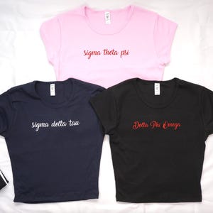 Camiseta de bebé de hermandad con texto personalizado 100 % algodón para mujer, top corto moderno, camiseta grande y pequeña, vida griega personalizada, escribe tu propio texto, hecha en EE. UU.