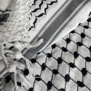 Cachecol Kuffiyeh palestino clássico preto e branco com borlas feito na Jordânia. Loja palestina de kuffiyeh de ótima qualidade. imagem 2
